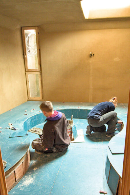 kunstlertage-lundo-sitzbank-fliessen