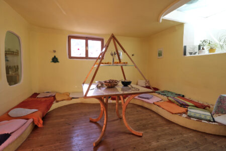 lundo-kunst-mobel-pyramide-tisch